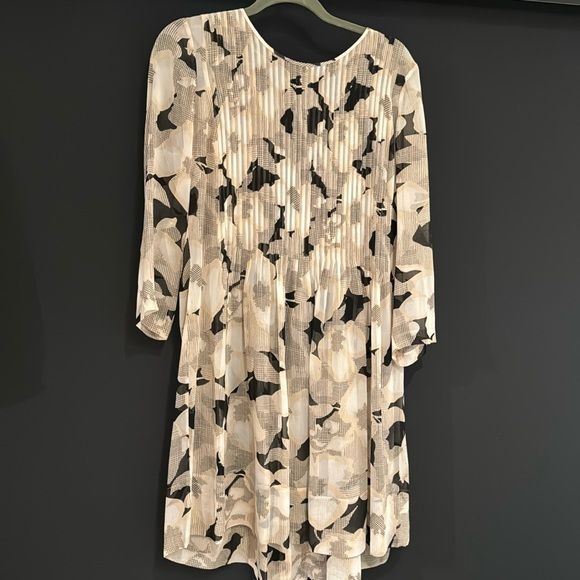 Club Monaco/ multi color print dress. Light fabric. Floral print. Worn 1x - Picture 1 of 2